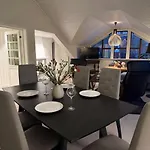 Villa Beautiful And Modern House With 4 Bedrooms And 2 Bathrooms *